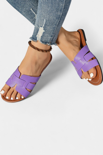 Sandalias Planas Silvia con Diseño Clásico y Corte Geométrico