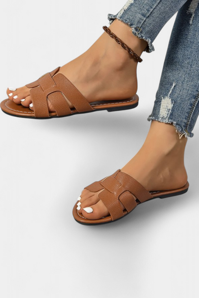 Sandalias Planas Silvia con Diseño Clásico y Corte Geométrico