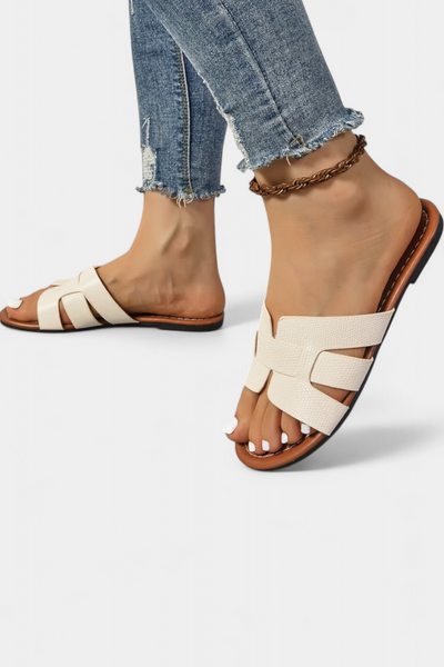 Sandalias Planas Silvia con Diseño Clásico y Corte Geométrico