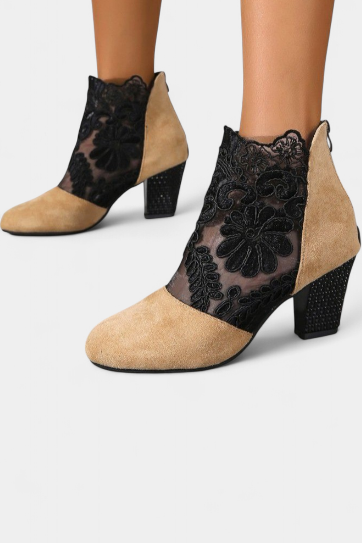 Alaine Tacones Blancos con Detalles de Encaje Floral