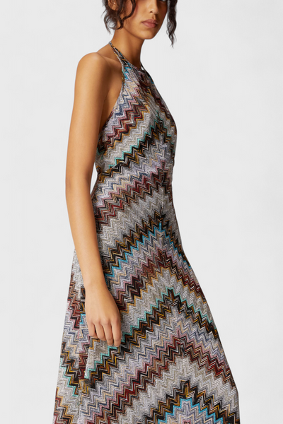 Vestido Largo Halter Melisa con Diseño Zigzag en Lamé y Acabado Iridiscente