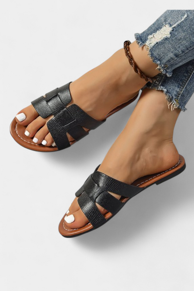 Sandalias Planas Silvia con Diseño Clásico y Corte Geométrico