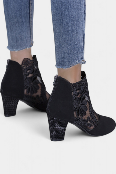 Alaine Tacones Blancos con Detalles de Encaje Floral