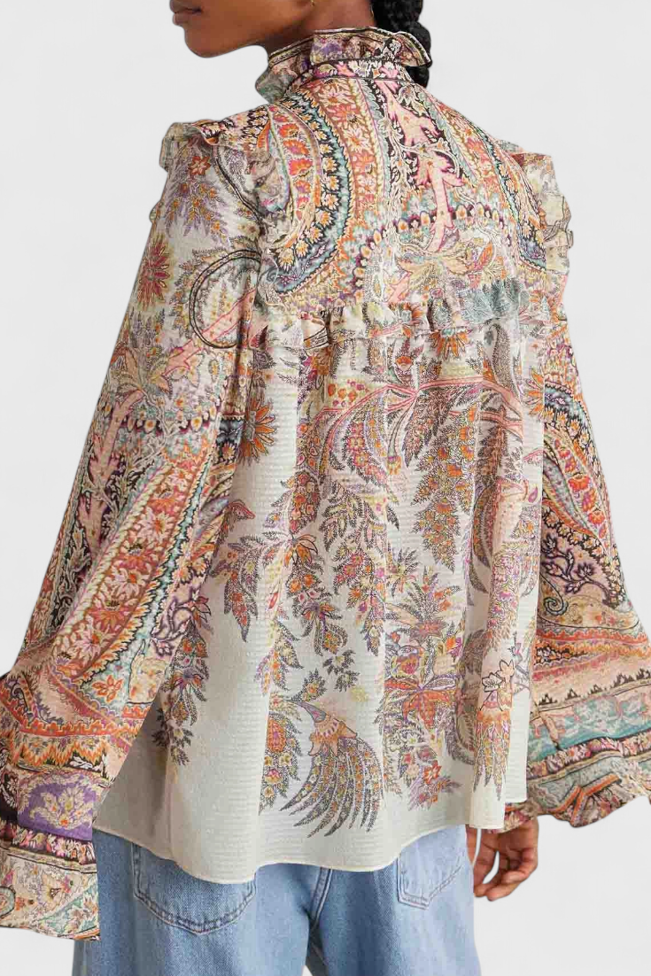 Conjunto Elegante con Blusa de Volantes y Estampado Vintage Paisley