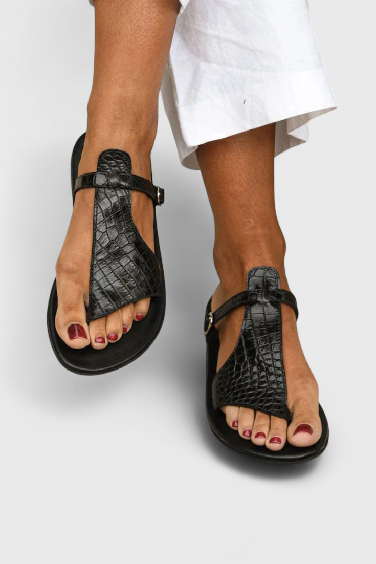 Tavia Sandalias Negras con Hebilla y Detalles en Animal Print Relieve