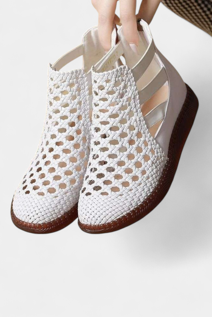 Alica Sandalias Trenzadas con Diseño Calado y Suela Flexible" can be rewritten as:

"Sandalias Alica Trenzadas con Diseño Calado y Suela Flexible