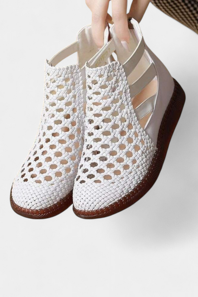 Alica Sandalias Trenzadas con Diseño Calado y Suela Flexible" can be rewritten as:

"Sandalias Alica Trenzadas con Diseño Calado y Suela Flexible
