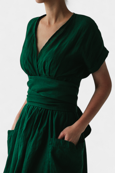 "Cressida Vestido de Algodón con Escote en V y Cintura Ajustable" can be rewritten as: "Vestido de Algodón Cressida con Escote en V y Cintura Ajustable".