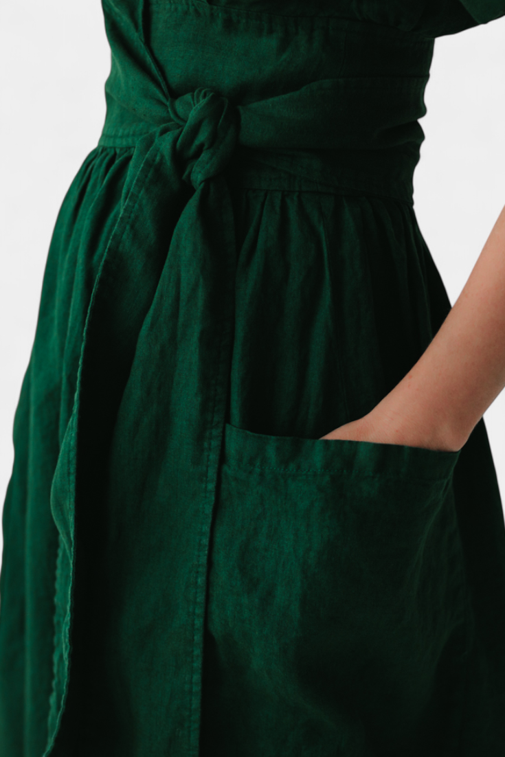 "Cressida Vestido de Algodón con Escote en V y Cintura Ajustable" can be rewritten as: "Vestido de Algodón Cressida con Escote en V y Cintura Ajustable".