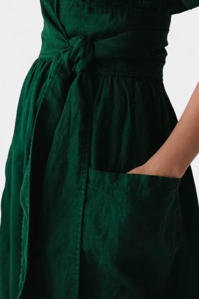 "Cressida Vestido de Algodón con Escote en V y Cintura Ajustable" can be rewritten as: "Vestido de Algodón Cressida con Escote en V y Cintura Ajustable".