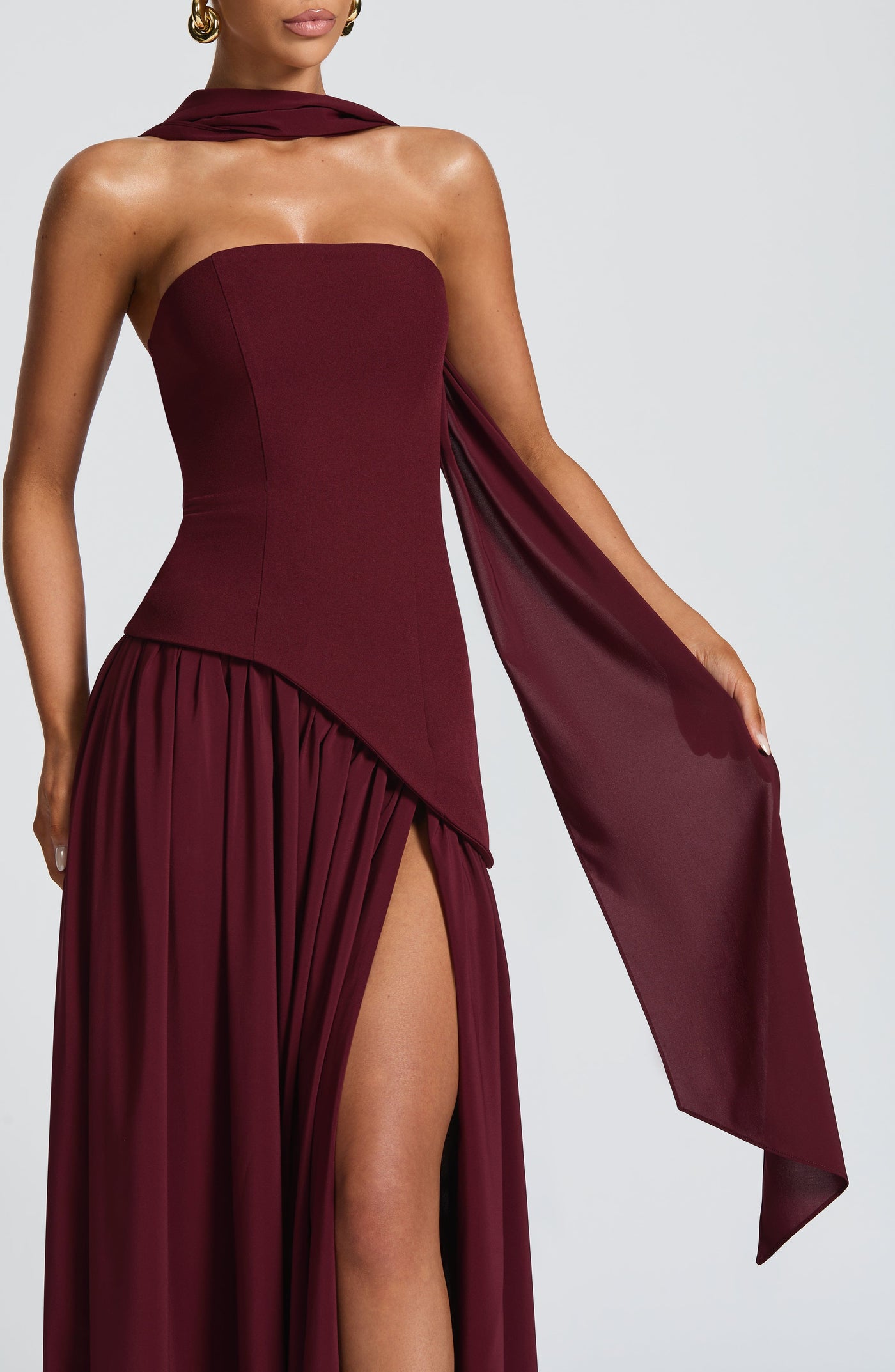 Samira™ – Vestido Maxi Burdeos Sin Tirantes con Abertura