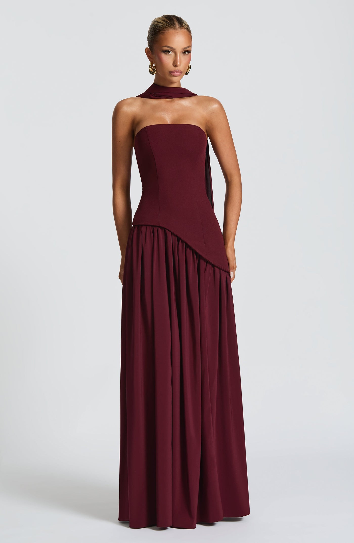 Samira™ – Vestido Maxi Burdeos Sin Tirantes con Abertura