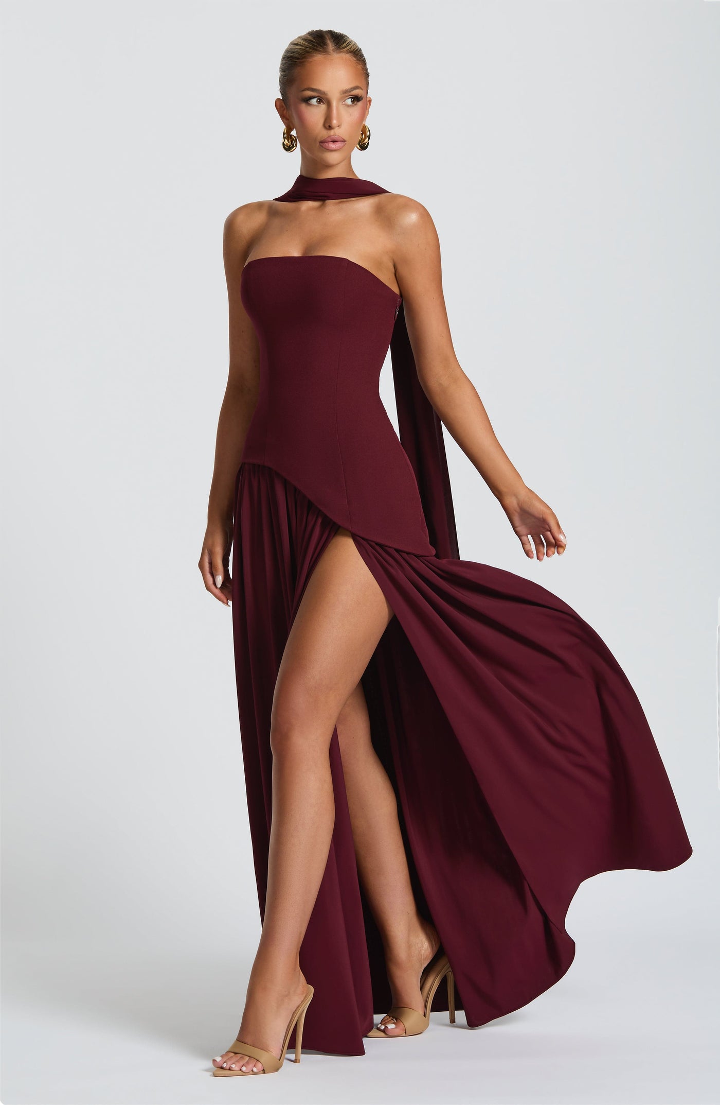 Samira™ – Vestido Maxi Burdeos Sin Tirantes con Abertura