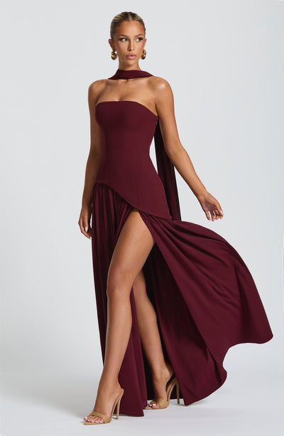 Samira™ – Vestido Maxi Burdeos Sin Tirantes con Abertura