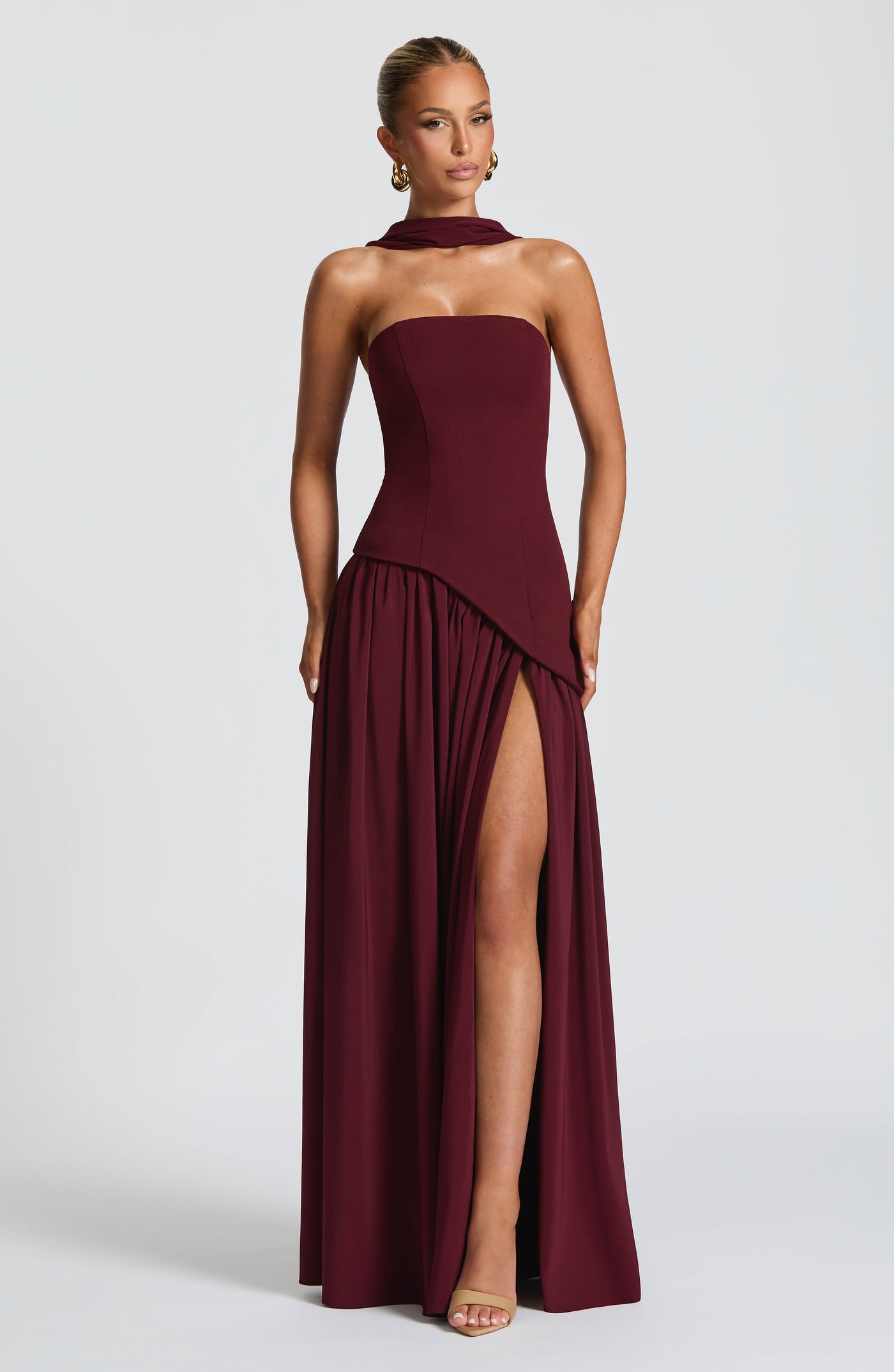 Samira™ – Vestido Maxi Burdeos Sin Tirantes con Abertura