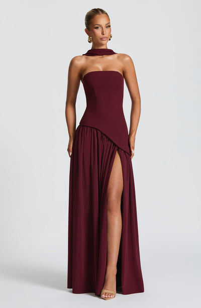 Samira™ – Vestido Maxi Burdeos Sin Tirantes con Abertura