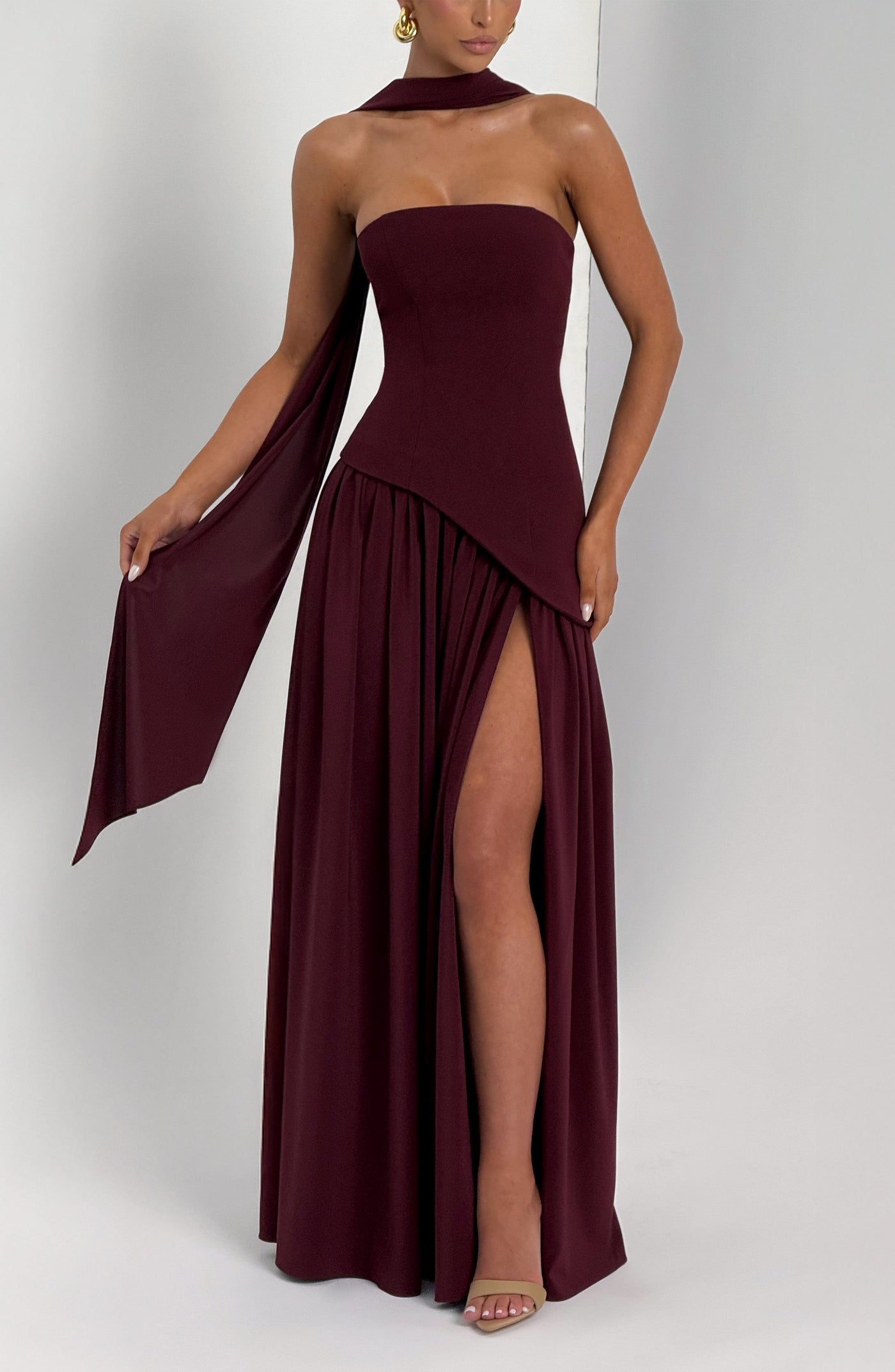 Samira™ – Vestido Maxi Burdeos Sin Tirantes con Abertura