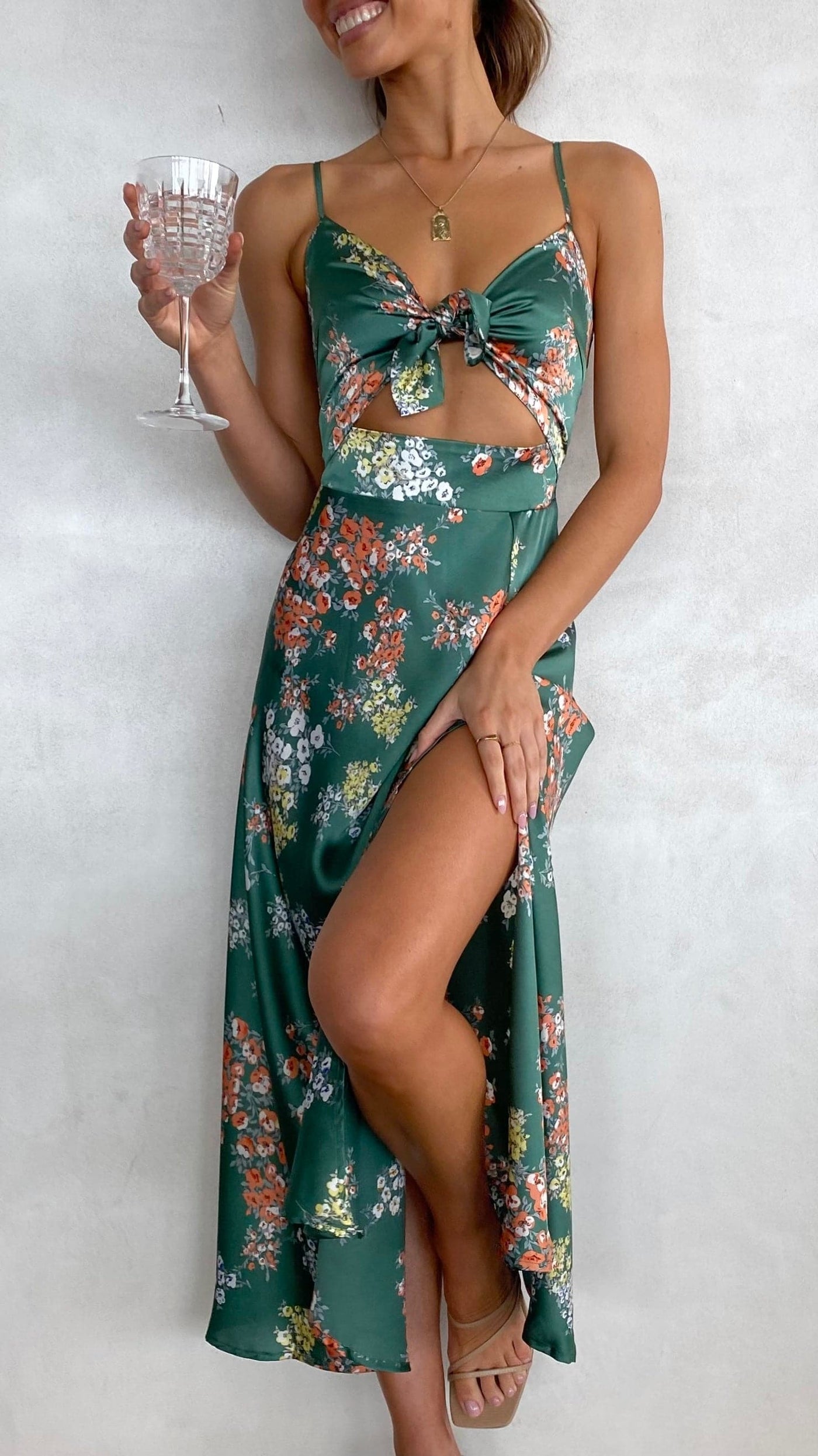 Elowen™ – Vestido Midi Liviano con Flores y Espalda Descubierta