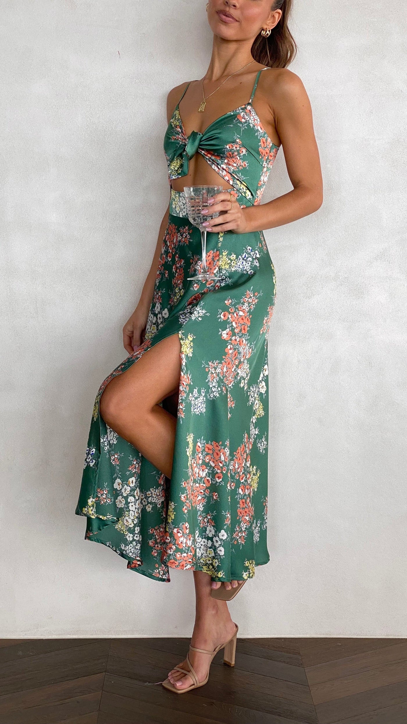 Elowen™ – Vestido Midi Liviano con Flores y Espalda Descubierta
