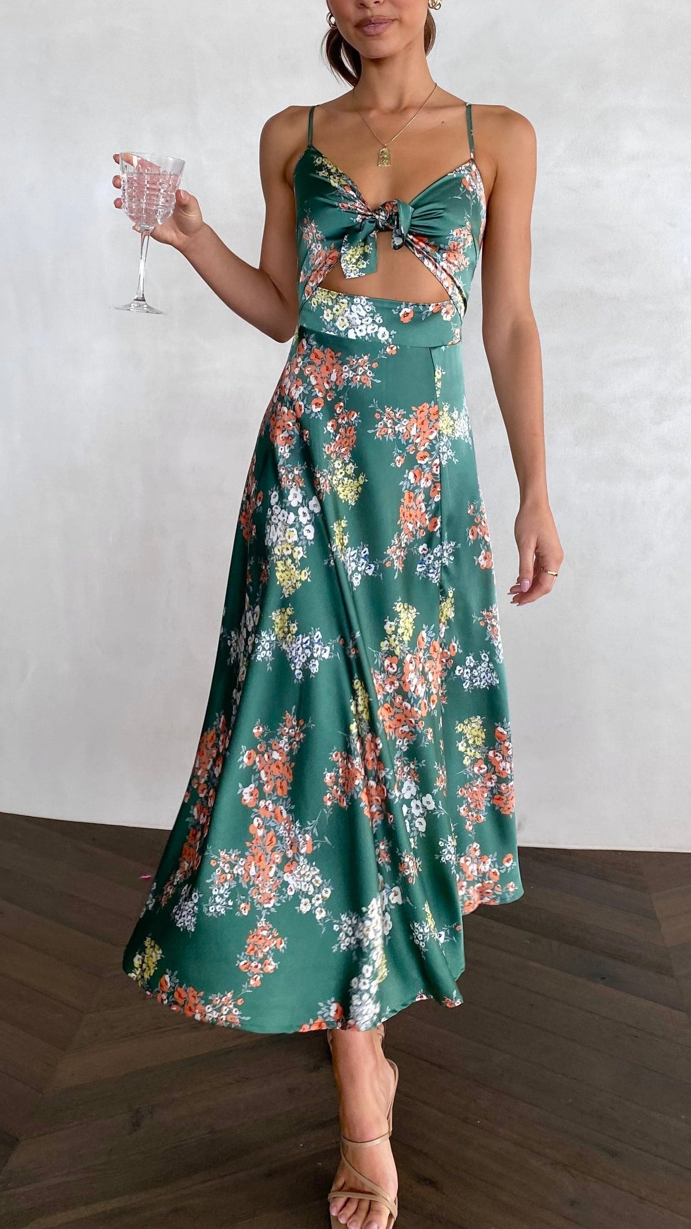 Elowen™ – Vestido Midi Liviano con Flores y Espalda Descubierta