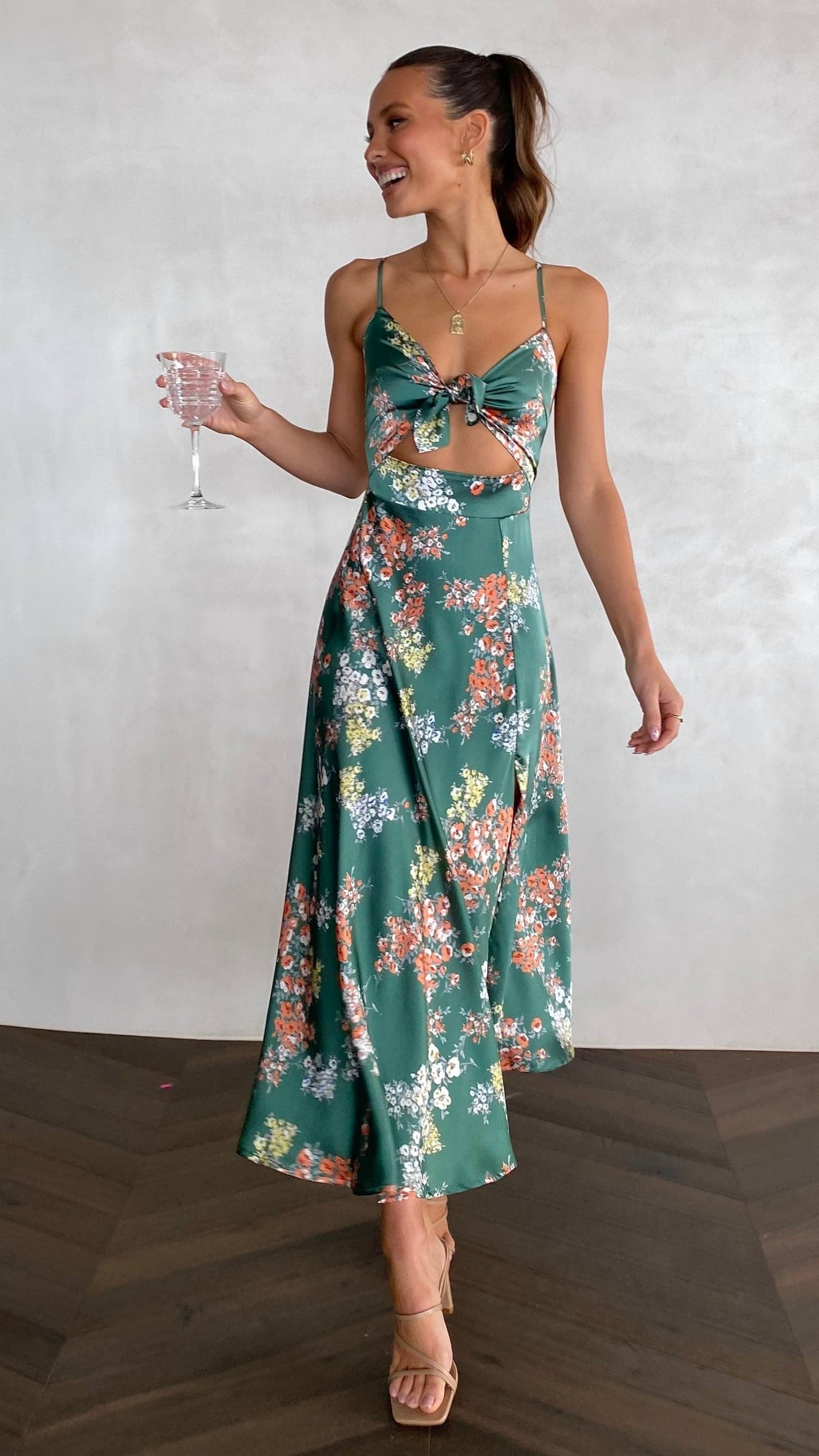 Elowen™ – Vestido Midi Liviano con Flores y Espalda Descubierta