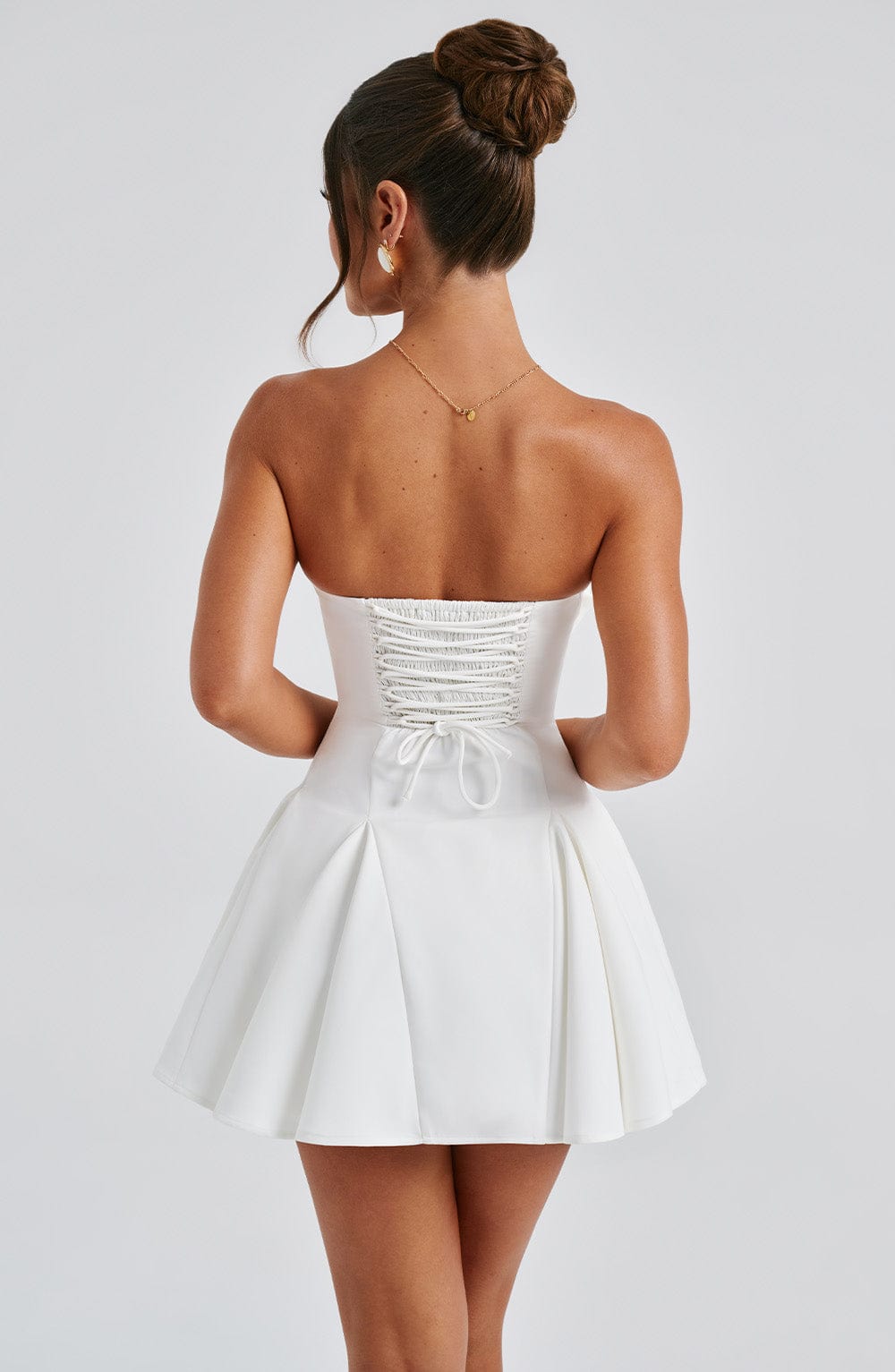 Vestido Valentina – elegancia blanca con un toque de romanticismo