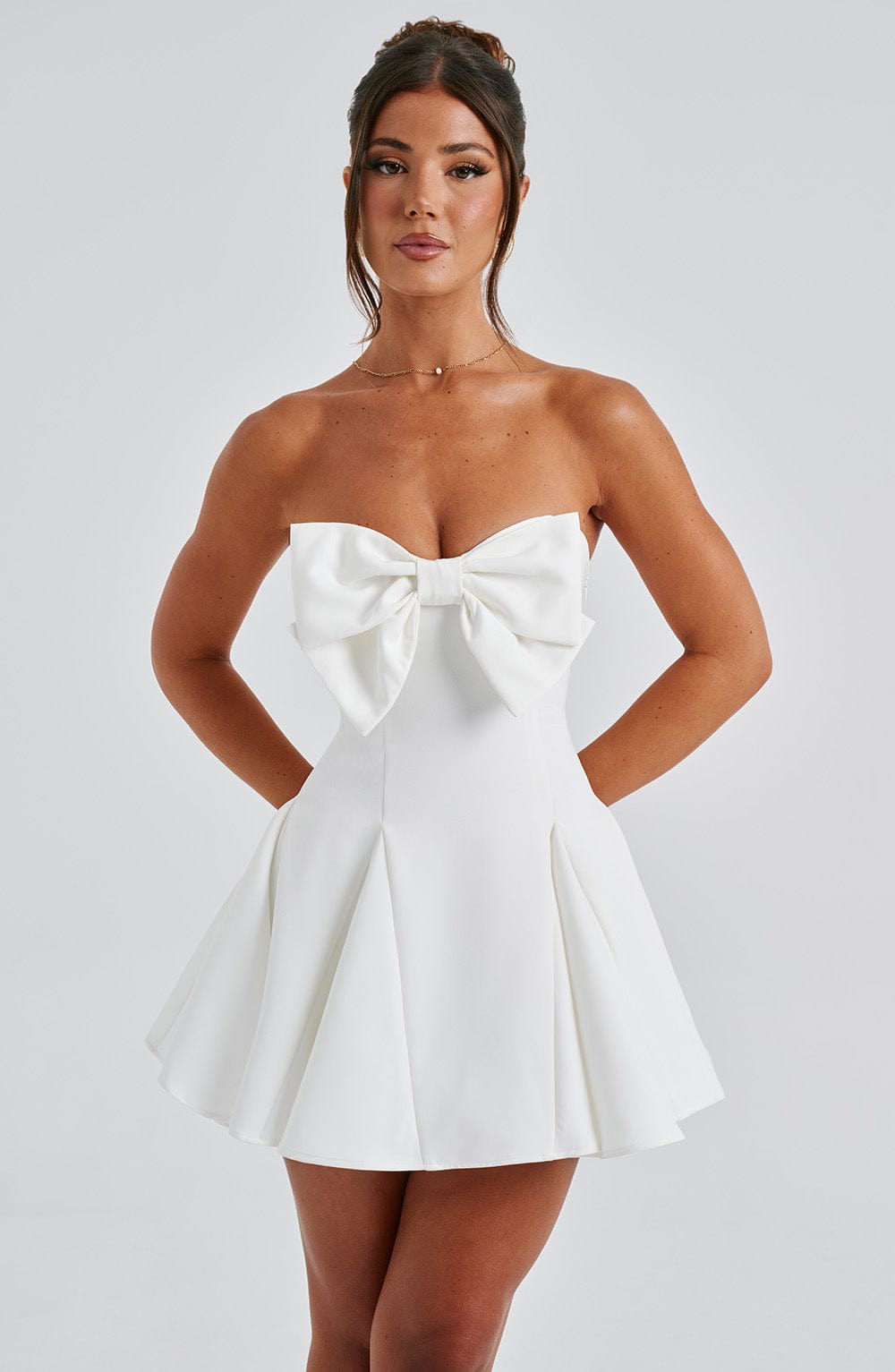 Vestido Valentina – elegancia blanca con un toque de romanticismo