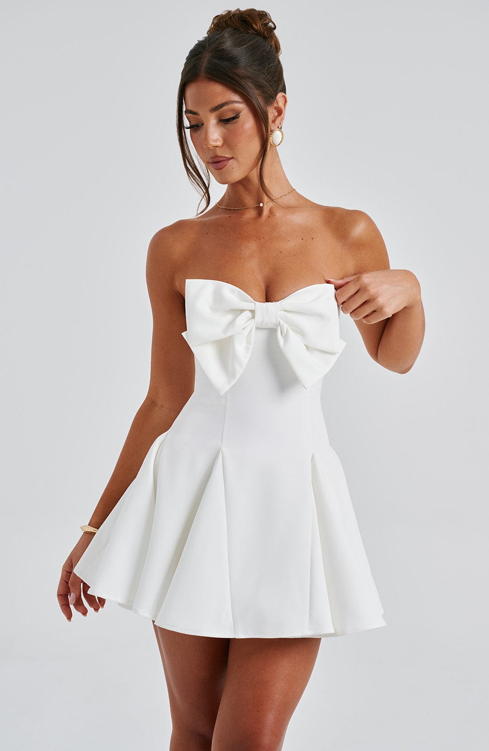 Vestido Valentina – elegancia blanca con un toque de romanticismo