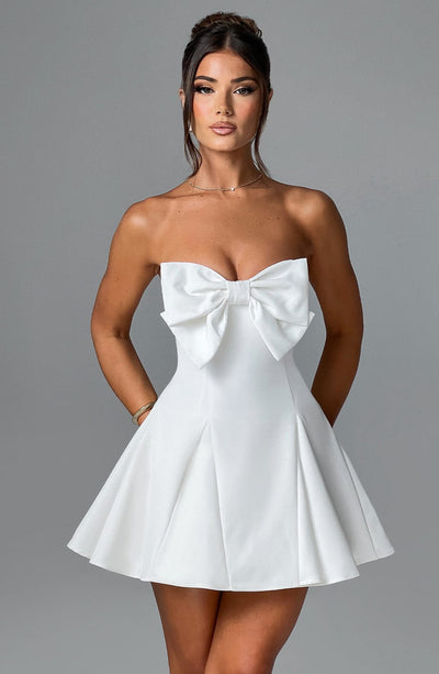 Vestido Valentina – elegancia blanca con un toque de romanticismo