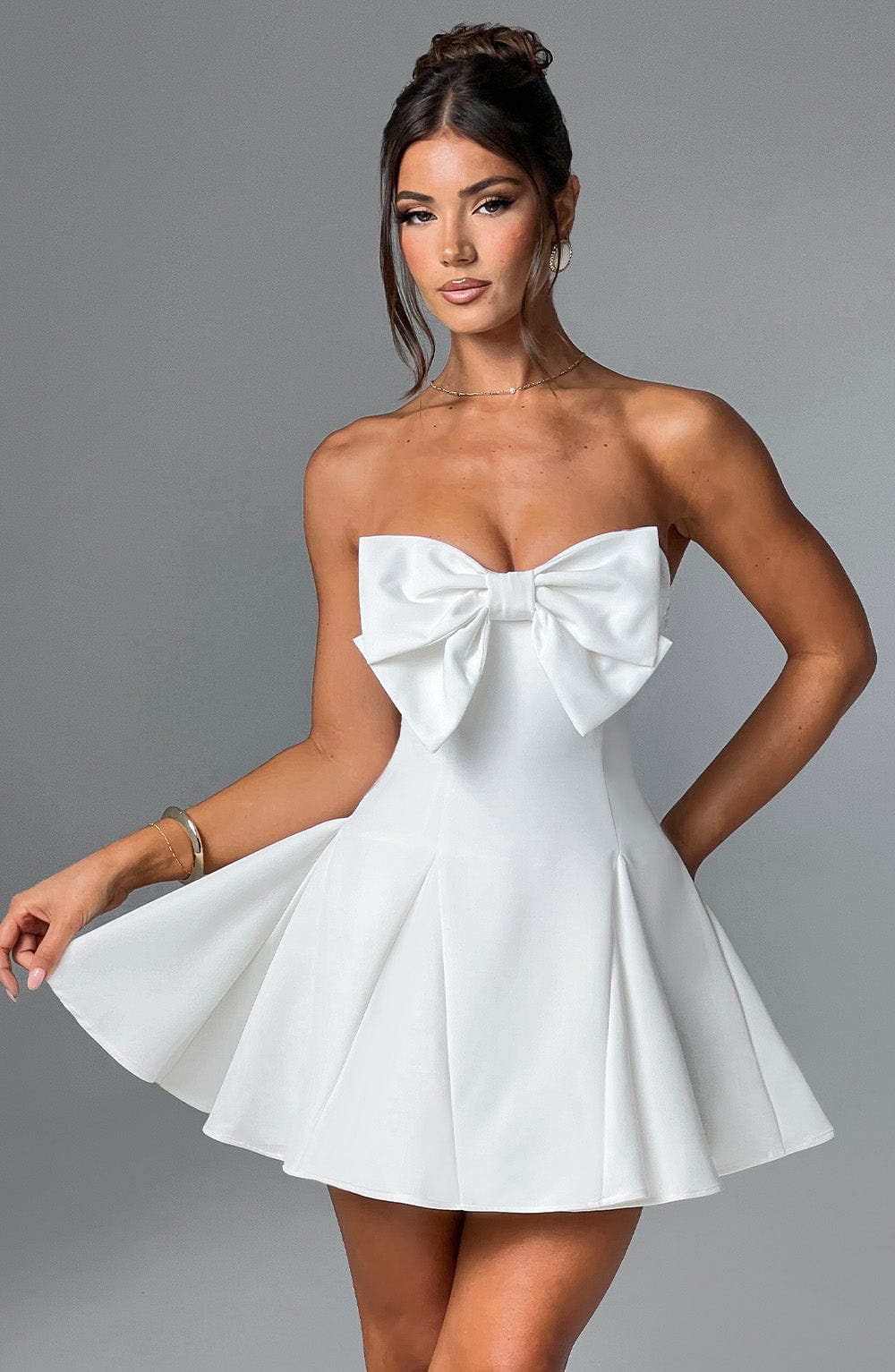 Vestido Valentina – elegancia blanca con un toque de romanticismo