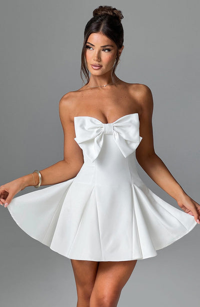 Vestido Valentina – elegancia blanca con un toque de romanticismo