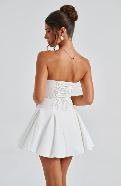 Vestido Valentina – elegancia blanca con un toque de romanticismo