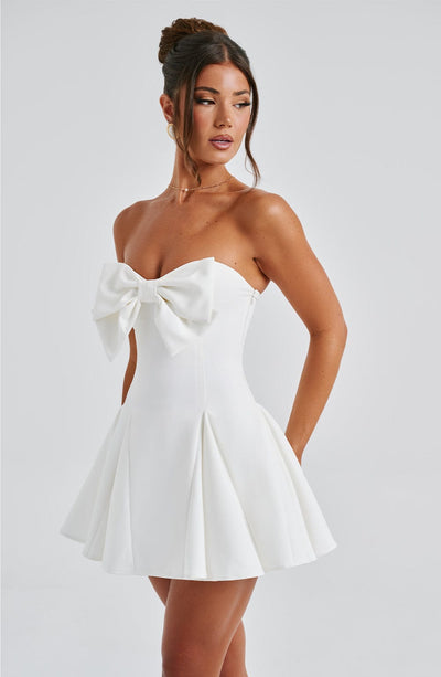 Vestido Valentina – elegancia blanca con un toque de romanticismo