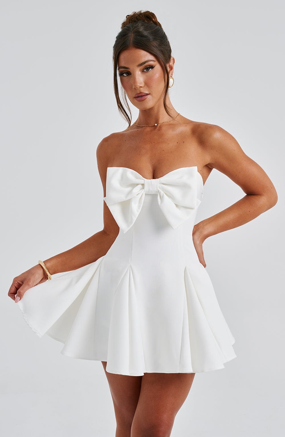 Vestido Valentina – elegancia blanca con un toque de romanticismo