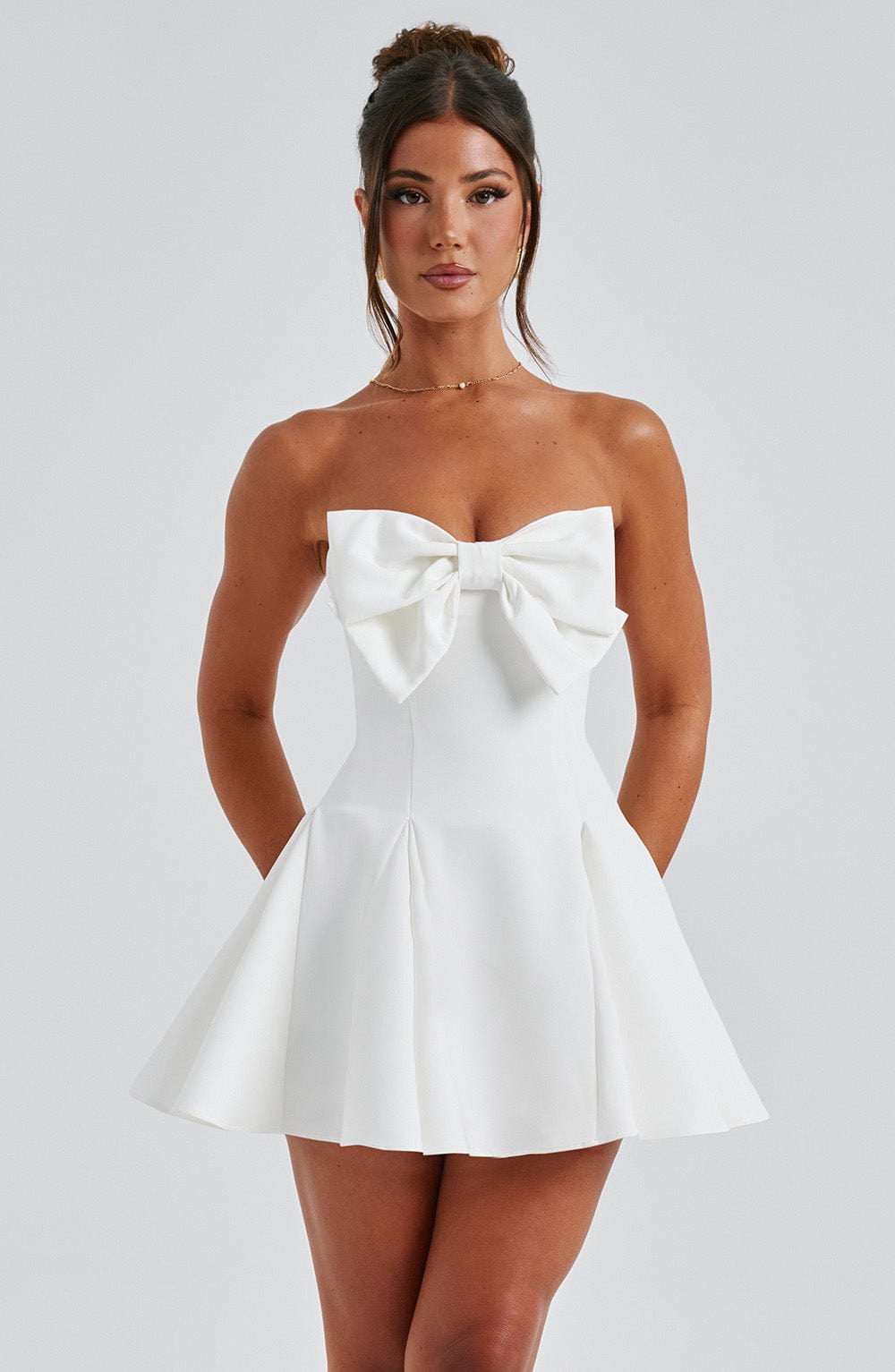 Vestido Valentina – elegancia blanca con un toque de romanticismo