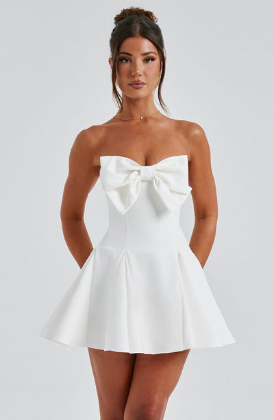 Vestido Valentina – elegancia blanca con un toque de romanticismo