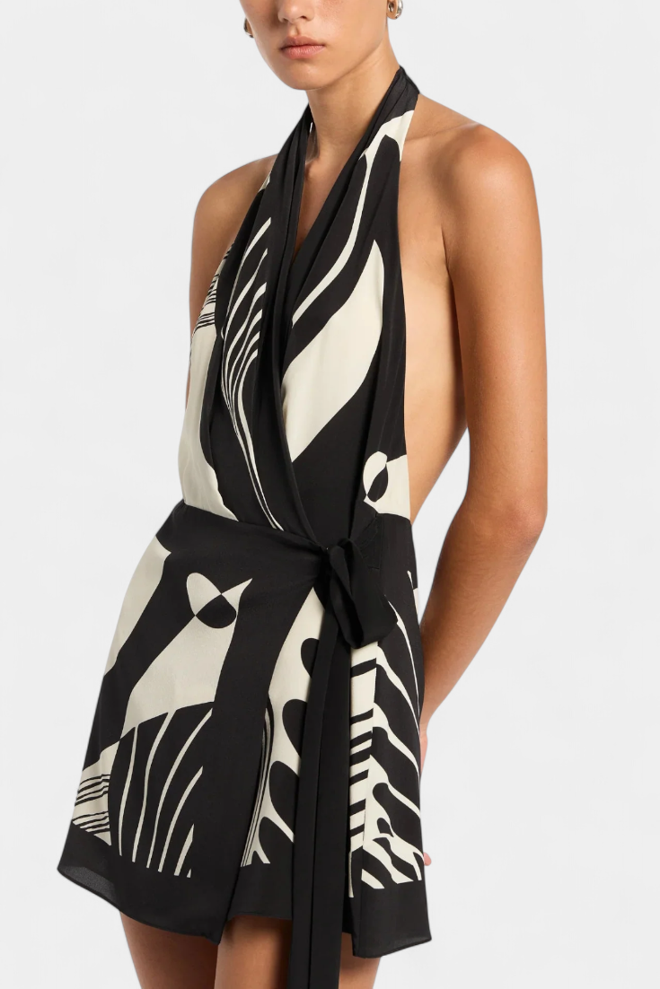 Vestido Corto Halter Fae con Estampado Abstracto y Cinturón
